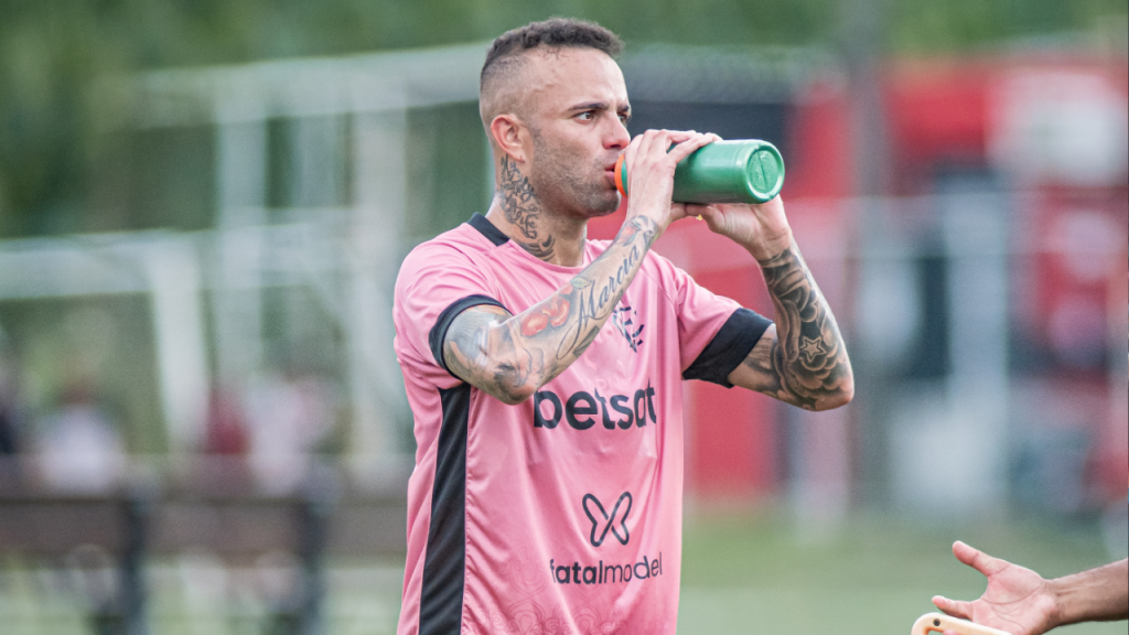 Luan, ex-grêmio, em treino do Vitória