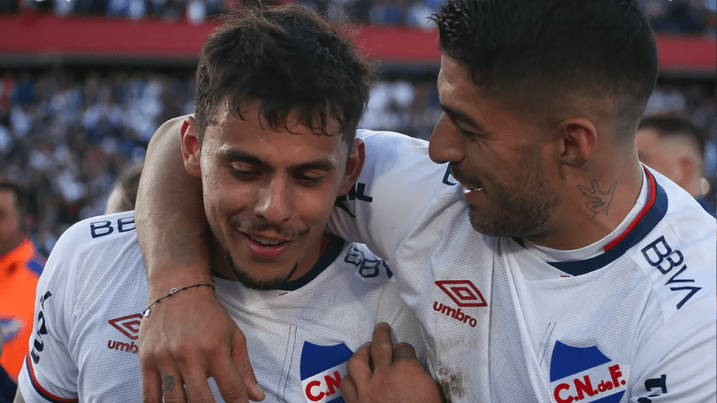 Luis Suárez e Felipe Carballo, ex-Grêmio, quando atuavam pelo Nacional do Uruguai