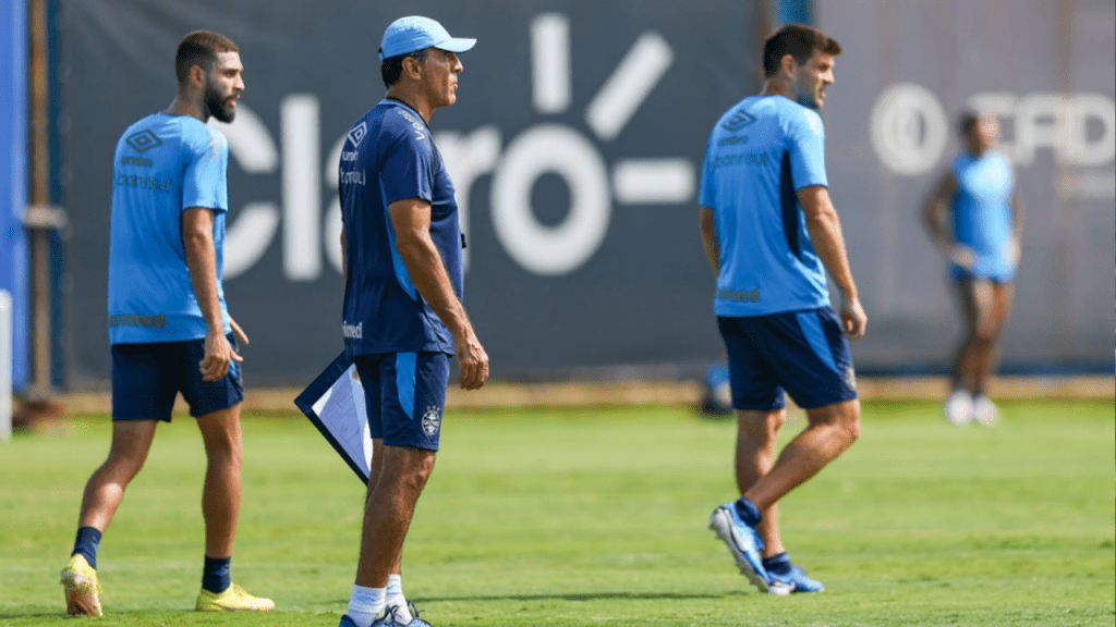 Quinteros junto de Kannemann e Wagner Leonardo em treino do Grêmio