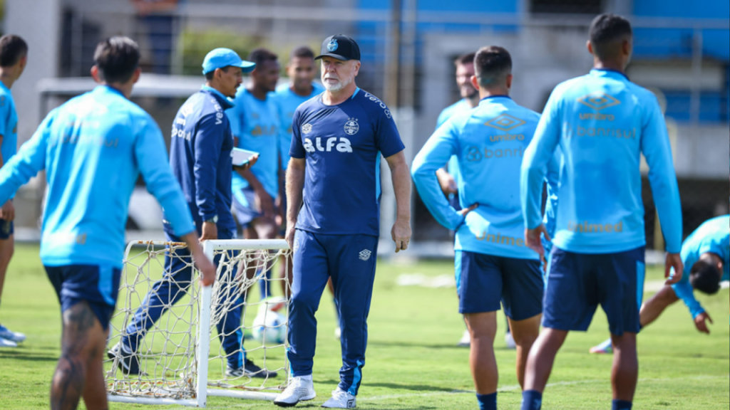 Mano comanda treino no Grêmio